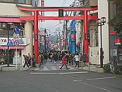 Kamakura - straatbeeld; winkelstraat in het centrum