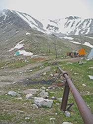 Great Almaty Peak - dorpje op 3300 meter hoogte met een iets hoger gelegen mijn