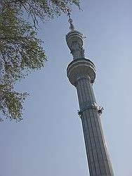 Almaty - Koktobe kabelbaan; de TV toren op de heuvel is de grootste attractie
