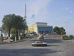 Almaty - Koktobe kabelbaan; aankomst/vertrekgebouw op de heuvel