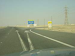 Kuwait stad - weg naar Irak; hier is tijdens de eerste golfoorlog het terugtrekkende Irakese leger verslagen