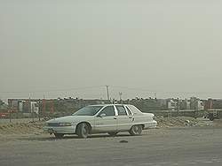 De weg naar Irak - de grensovergang tussen Kuwait en Irak; militair materieel staat te wachten voor de grensovergang