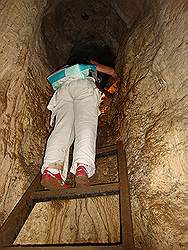 Biak na Bato - grot; uitgang met een ladder