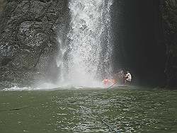 Pagsanjan - de grootste waterval; dichterbij komen kan met een bamboevlot