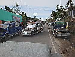 Mount Pinatubo - met de Jeep naar het begin van het looppad; een Jeepney als tegenligger