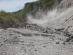 Mount Pinatubo - verstuiving van as door de harde wind