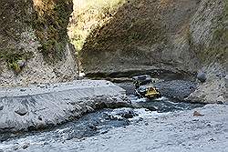 Mount Pinatubo - met de Jeep naar de voet van de berg; door een riviertje