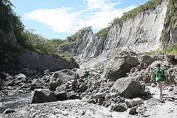 Mount Pinatubo - te voet naar de krater; veel stenen maakt het lopen zwaar