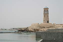 Sur - de toren van Ayja, aan de andere kant van de baai