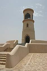 Sur - de toren van Ayja, aan de andere kant van de baai