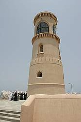 Sur - de toren van Ayja, aan de andere kant van de baai