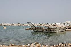 Sur - het plaatsje Ayja, aan de andere kant van de baai