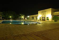 Nizwa hotel - zwembad; 's avonds