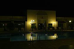 Nizwa hotel - zwembad; 's avonds