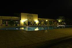 Nizwa hotel - zwembad; 's avonds