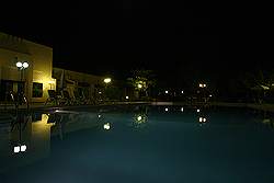 Nizwa hotel - zwembad; 's avonds