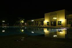 Nizwa hotel - zwembad; 's avonds