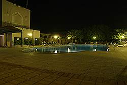 Nizwa hotel - zwembad; 's avonds