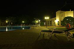 Nizwa hotel - zwembad; 's avonds