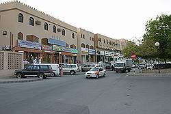 De stad Nizwa - winkelstraat (nieuwe souk)