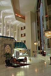 Al Bustan palace hotel - de hal met de receptie