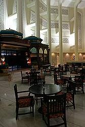 Al Bustan palace hotel - de hal met terras
