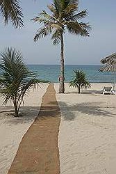 Al Bustan palace hotel - het strand; loper naar het water vanwege het warme zand