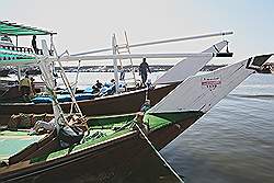 Musandam - dows; houten vrachtboten, die zijn omgebouwd voor rondvaarten