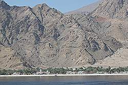 Musandam - boottocht; dorpje langs de kust