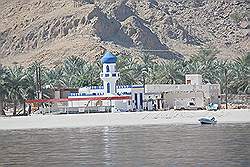 Musandam - boottocht; dorpje langs de kust; uiteraard met moskee