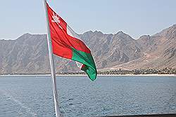 Musandam - boottocht; de vlag van Oman