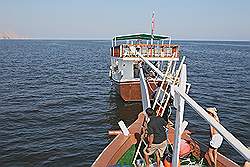 Musandam - boottocht; twee andere boten liggen voor anker om te vissen