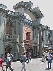 Lima - het oude centrum; ingang van een winkelstraatje