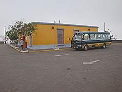 Lima - aankomst van de bus bij het kruis van San Cristobal