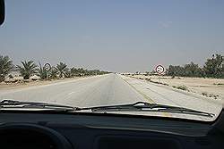 De snelweg naar Al Ruwais - 120 km per uur is toegestaan 