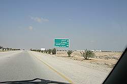 De snelweg naar Al Ruwais - 120 km per uur is toegestaan 