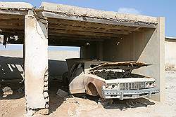 Al Gharijah - een verlaten dorp; een goede auto (heeft altijd binnen gestaan)