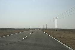 De weg tussen Al Ruwais en Al Zubarah