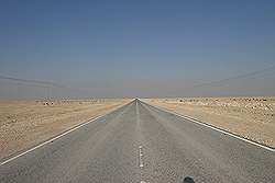 De weg tussen Al Zubarah en Dukhan