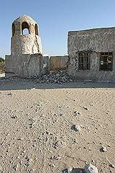 Verlaten dorp langs de weg tussen Al Zubarah en Dukhan