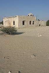 Verlaten dorp langs de weg tussen Al Zubarah en Dukhan