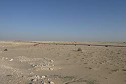 De weg tussen Al Zubarah en Dukhan - de eerste pijpleiding
