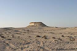 De weg tussen Al Zubarah en Dukhan - in de buurt van Dukhan staan kleine bergen van kalksteen
