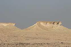 De weg tussen Al Zubarah en Dukhan - in de buurt van Dukhan staan kleine bergen van kalksteen