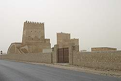 Oude huizen bij Umm Salal Mohammed - poort aan de voorkant is gesloten