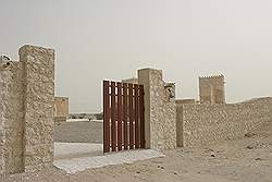 Oude huizen bij Umm Salal Mohammed - poort aan de achterkant is gelukkig open