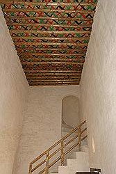 Oude huizen bij Umm Salal Mohammed - trap naar boven; typisch Arabisch plafond