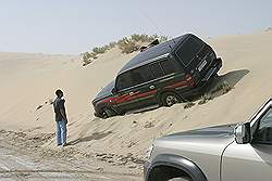 Rit door de woestijn - iemand heeft zich 'vast' gereden; oorzaak drank!!! Onze chauffeur heeft hem ter ontnuchtering laten staan