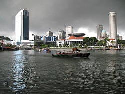 Singapore - Boat quay; donkere lucht - een tropische regenbui in aantocht
