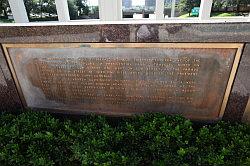 Dallas - Dealey Plaza; herdenkingsmonument; plaquete met de historische feiten